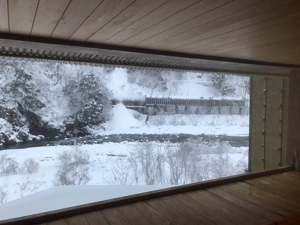 温泉から見える雪景色