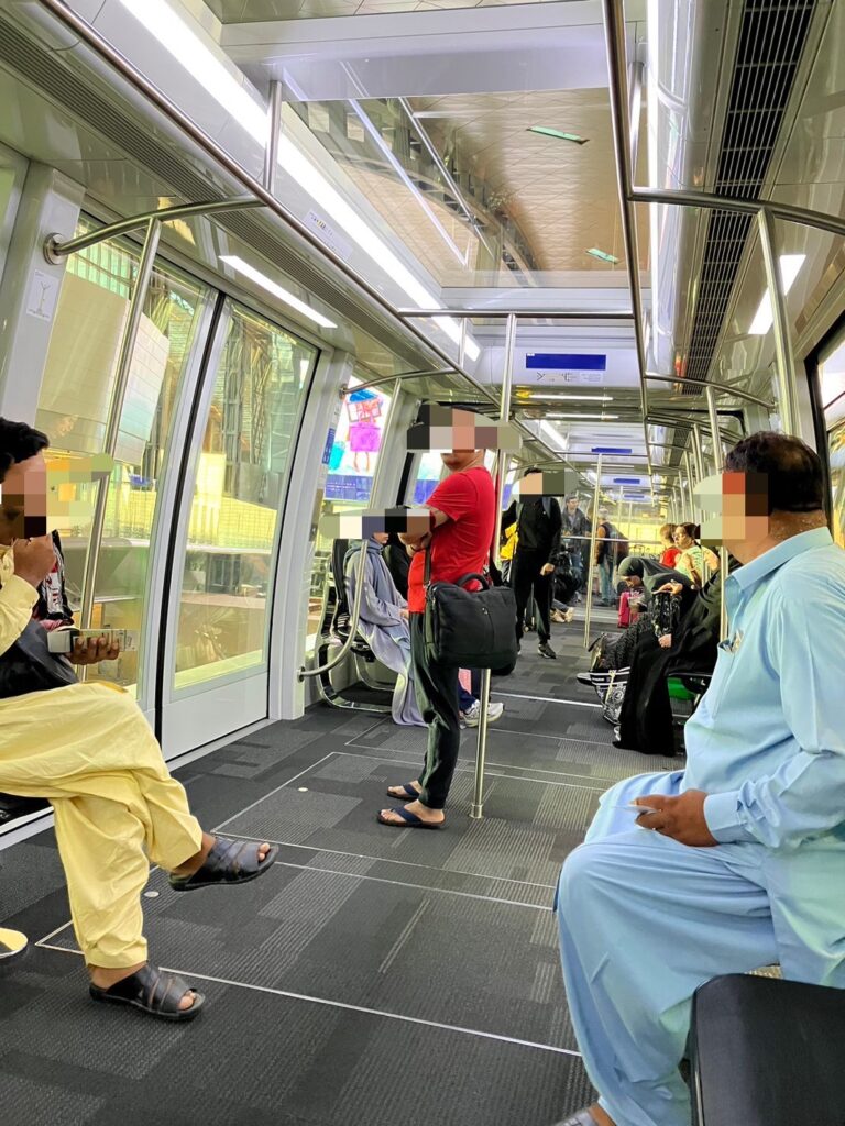 空港内無料モノレールの車内