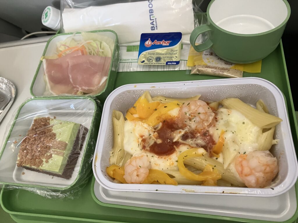 バンブーエアウェイズの機内食パスタ