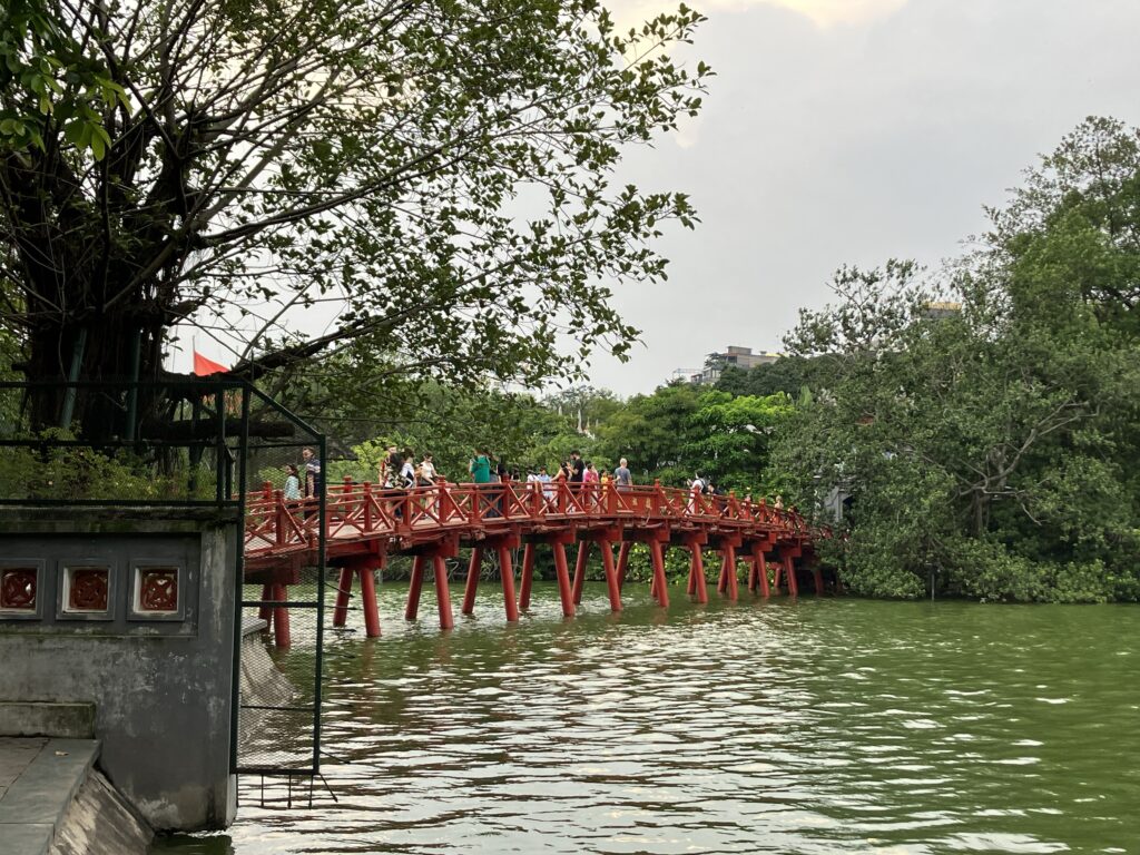 ホアンキエム湖の昼間の橋