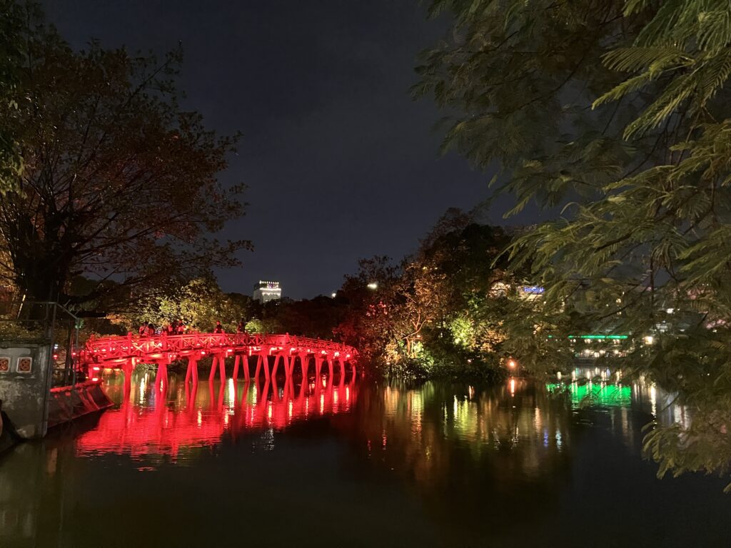 ホアンキエム湖の夜景