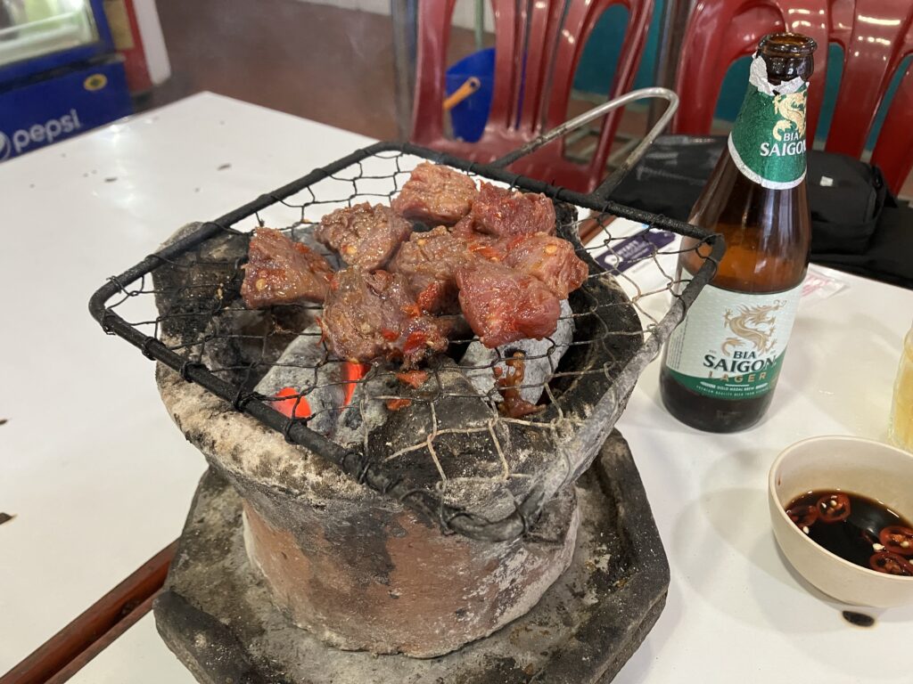 Lac Canhのバーベキュービーフを焼く様子