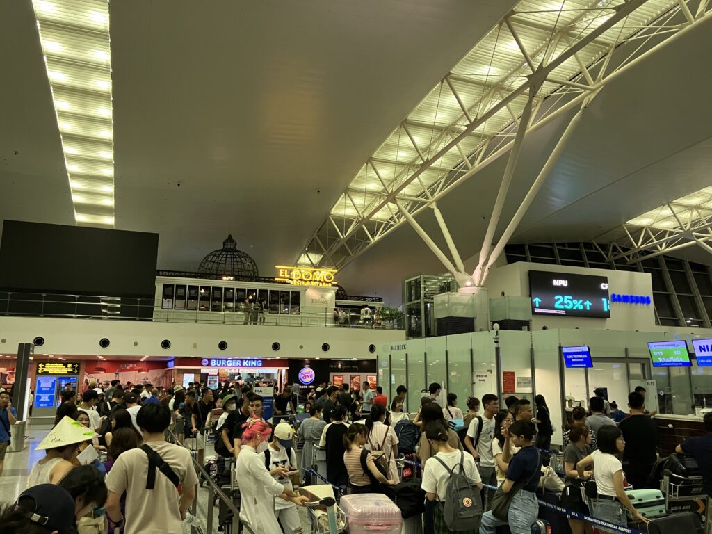 ハノイ国際空港のチェックイン列