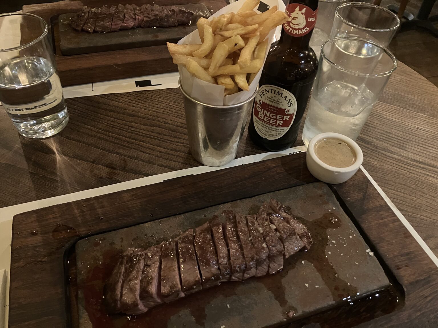 ロンドンの『FLAT IRON STEAK』 安くて美味い！人気のステーキチェーンでランチ！注文方法から店内の様子をレビューキングスクロス駅