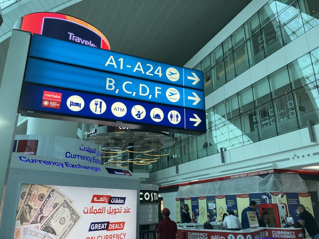 ドバイ国際空港内の案内標識