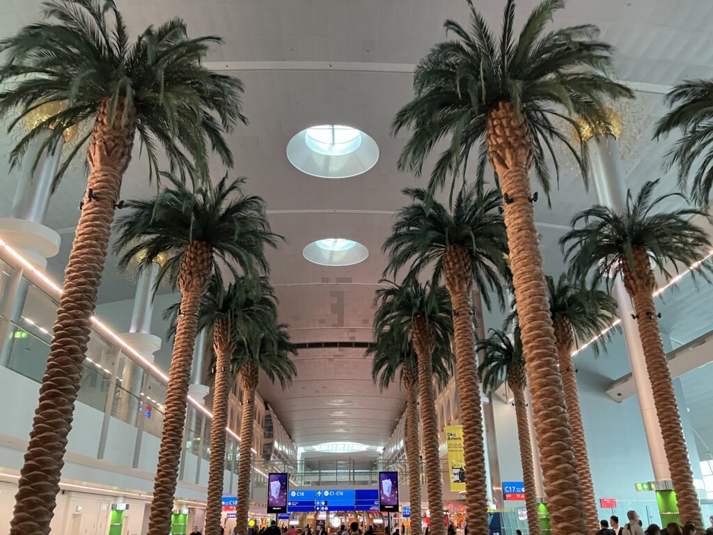 ドバイ国際空港内の移動の様子