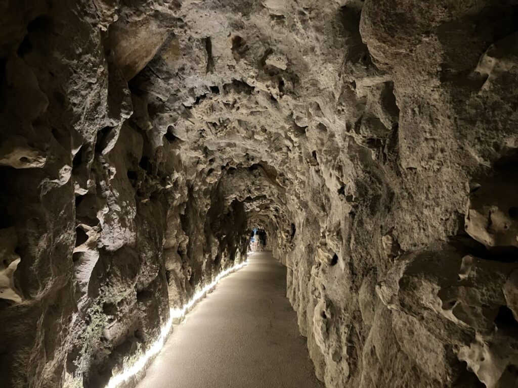 地下トンネル